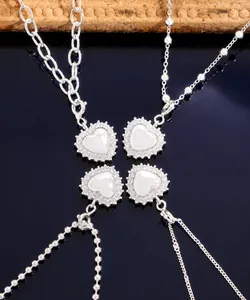 Vista macro di quattro collane a cuore in argento S925 con cristalli micro-pave