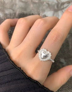 Détail d'une bague cœur en argent S925 avec pavage de zircons blancs étincelants