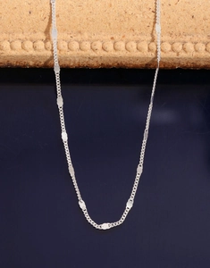 Dettaglio della catena in argento 925 con maglie ad anello e dischi ovali piatti