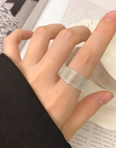 Dettaglio dell'anello in argento S925 con design a maglia traforata e stile coreano chic