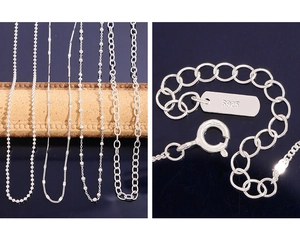 Dettaglio macro di collane in argento sterling S925 con chiusura a moschettone e marchio