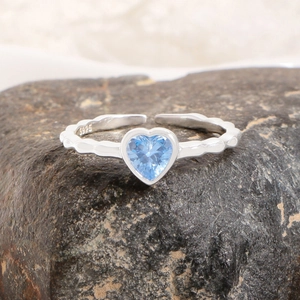 S925 sterling silver ring with heart-shaped aquamarine zircon and wavy band design