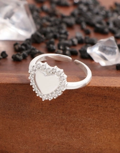 Macro d'une bague coeur en argent 925 avec sertissage pavé de zircones cubiques étincelants