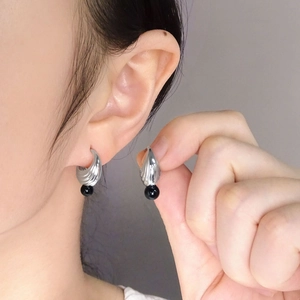 Elegant S925 sterling silver shell earrings with black onyx beads for women fashion
