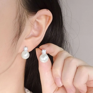Elegante S925 Sterling Silber Ohrstecker mit runden Perlen und funkelndem Zirkonia-Stein
