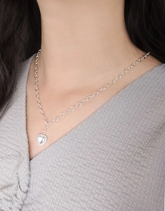 Primo piano della collana in argento sterling S925 con ciondolo a cuore in zirconi