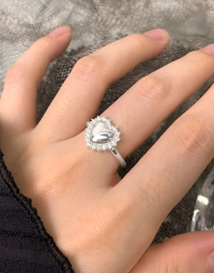Détail d'une bague en argent S925 avec halo en zircone en forme de cœur sur la main