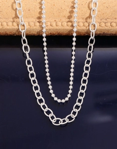 Dettaglio di una collana doppia in argento con catena a sfere e maglie ovali