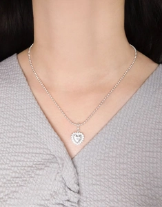 Dettaglio del ciondolo a cuore halo in argento S925 su collana a catena a sfere