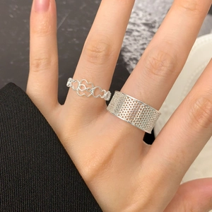 Anelli minimalisti in argento sterling S925 a nido d'ape e cuore traforato sulla mano
