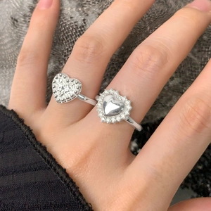 Bagues en argent sterling S925 en forme de cœur avec pavé de zircons sur tissu gris