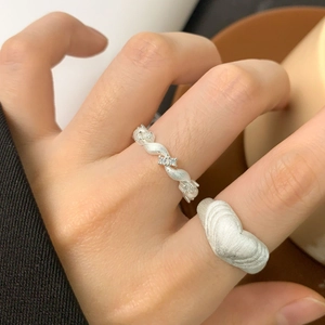 Anello a cuore in argento sterling S925 con finitura opaca e fascia ritorta con zirconi