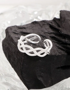 Macro shot of S925 sterling silver ring showing intricate woven texture and s925 hallmark