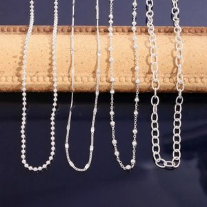 Quattro stili di collane a catena in argento sterling 925 da donna esposte su un supporto