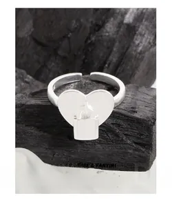 Makroaufnahme S925 Sterlingsilber Ring mit mattem Herz und kleinem Schlossanhänger