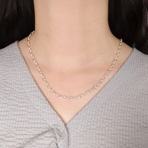 Collana minimalista in argento sterling S925 mostrata sul collo di una modella