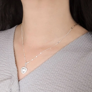 Elegante collana a cuore in argento sterling S925 con diamanti indossata sulla clavicola