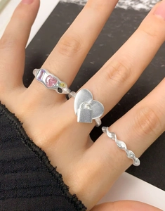 Nahaufnahme S925 Silber Ring-Set mit Herzschloss-Anhänger und bunten Zirkoniasteinen
