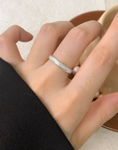 Close-up of S925 sterling silver twisted ring with wheat pattern texture on a finger