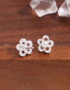 Detailed close-up of S925 sterling silver hollow flower earrings with white pearls