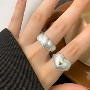 S925 sterling silver croissant ring set with heart-shaped green zircon and matte finish