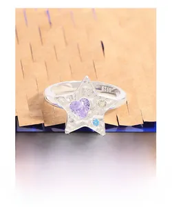 Détail macro bague étoile en argent S925 avec zircon violet en forme de coeur poli
