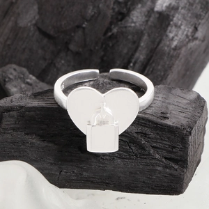 Minimalistischer S925 Sterlingsilber Herzring mit Schloss-Anhänger auf dunklem Grund