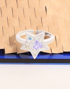 Détail de bague étoile en argent S925 texture martelée et gemme cœur violette
