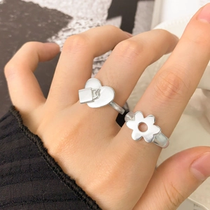Set aus matten S925 Sterlingsilber Ringen mit Herzschloss und hohler Blume für Damen