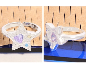 Macro d'une bague étoile en argent S925 avec zircon cœur violet et gravure du logo