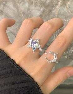 Détail de la bague étoile en argent texture lave avec zircon cœur violet et croissant