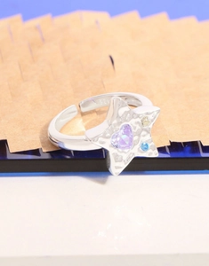 Macro d'une bague étoile en argent S925 avec texture lave et zircon violet en forme de cœur