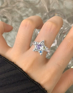 Détail d'une bague étoile en argent S925 avec texture lave et zircons colorés