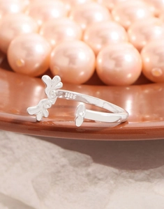 Detailed close-up of S925 sterling silver wing star ring with intricate cutout patterns