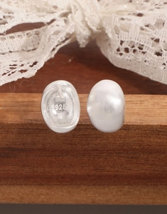 Détails macro de boucles d'oreilles ovales en argent sterling S925 avec fini givré mat