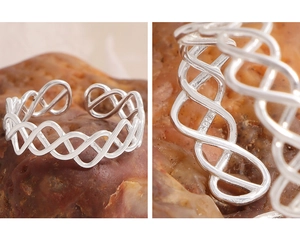 Macro de l'estampille S925 en argent sterling sur l'anneau tressé évidé minimaliste