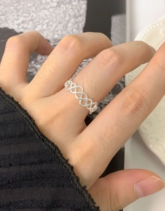 Gros plan sur la bague corde entrelacée en argent sterling S925 pour l'index féminin