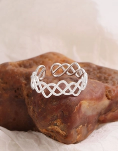 Vue détaillée d'une bague en argent sterling S925 à mailles ajourées sur des pierres