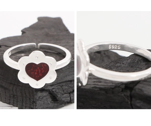 Dettaglio del marchio S925 su un anello regolabile con cuore rosso e fiori