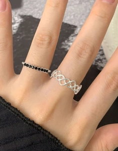 Détail de l'ensemble de bagues en argent S925 avec maille creuse et zircons noirs