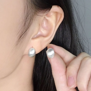 Boucles d'oreilles minimalistes en argent 925 en forme d'œuf avec finition mate brossée