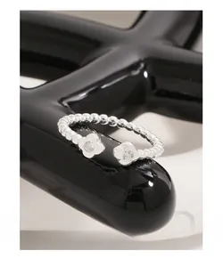 Detailansicht S925 Sterling Silber Perlenring mit Kleeblatt-Zirkonia auf schwarzem Ständer