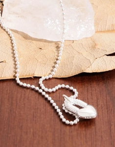 Détail macro du pendentif cadenas cœur en argent sterling S925 sur chaîne à billes