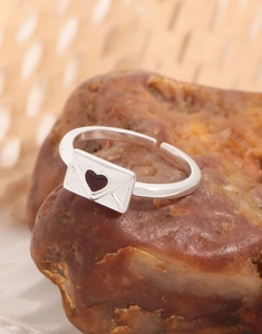 Dettaglio dell'anello a busta in argento sterling S925 con cuore rosso su una pietra