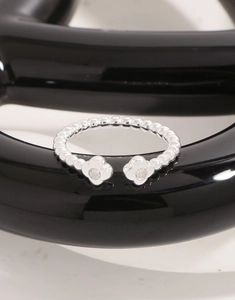 Detailansicht S925 Sterlingsilber Kugelring mit Zirkonia-Blumen und polierter Oberfläche