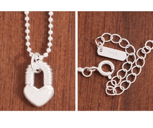 Vue détaillée du pendentif cadenas coeur en argent S925 avec poinçon et chaîne à billes