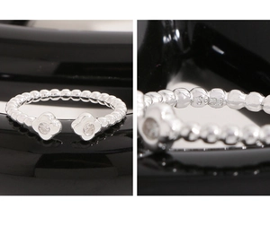 Detailansicht der S925-Silberpunze und des Zirkon-Kleeblatt-Designs auf dem Ring