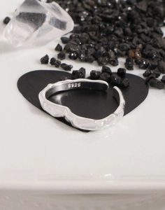 Detailed close-up of S925 sterling silver heart ring featuring lava texture and hallmark