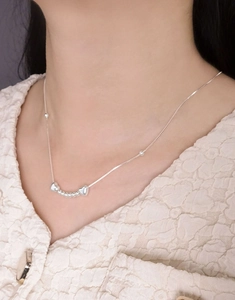 Detail der S925 Sterlingsilber Box-Kette mit polierten doppelten Herzanhängern für Damen