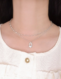 Gros plan du collier double couche en argent S925 avec pendentif cadenas cœur sur mannequin